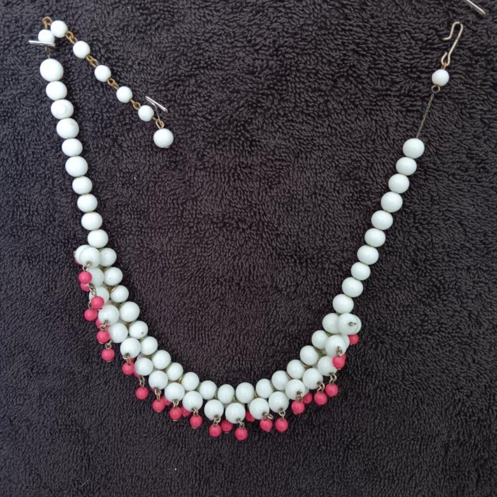Vintage Lucite White Red Balls Ladies Necklace